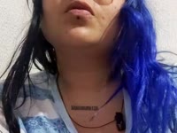 Tiene una presencia que atrae sin esfuerzo: una mirada cálida que invita a acercarse y una sonrisa suave que desarma. Su forma de moverse es natural, segura, con ese encanto silencioso que resulta profundamente sexy. Pero lo que más enamora es su ternura: la manera en que escucha, cómo cuida los detalles y transmite calma. Es sensual sin proponérselo, tierna sin dejar de ser fuerte, y deja una sensación dulce que permanece incluso cuando ya no está.