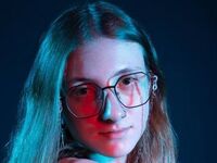 topless webcam girl EvelyneSchroff