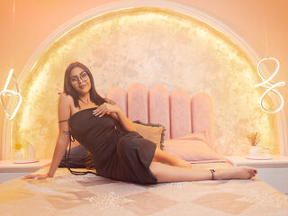 strip show AishaCarpenter