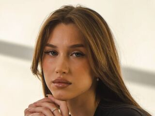 naughty cam girl fingering shaved pussy AmelinaBrauberg