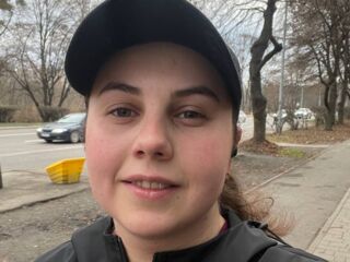 girl fingering shaved pussy DariaCalm