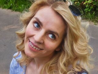 naked girl with webcam fingering pussy JulietteKramer
