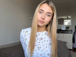 camwhore masturbating with sextoy MarianaBrookman