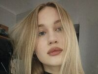 live webcam performer SadieTandon