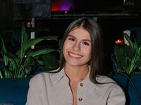 hot strip tease webcam TiaBeumer