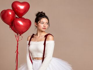 camgirl playing with dildo TomikaHocket